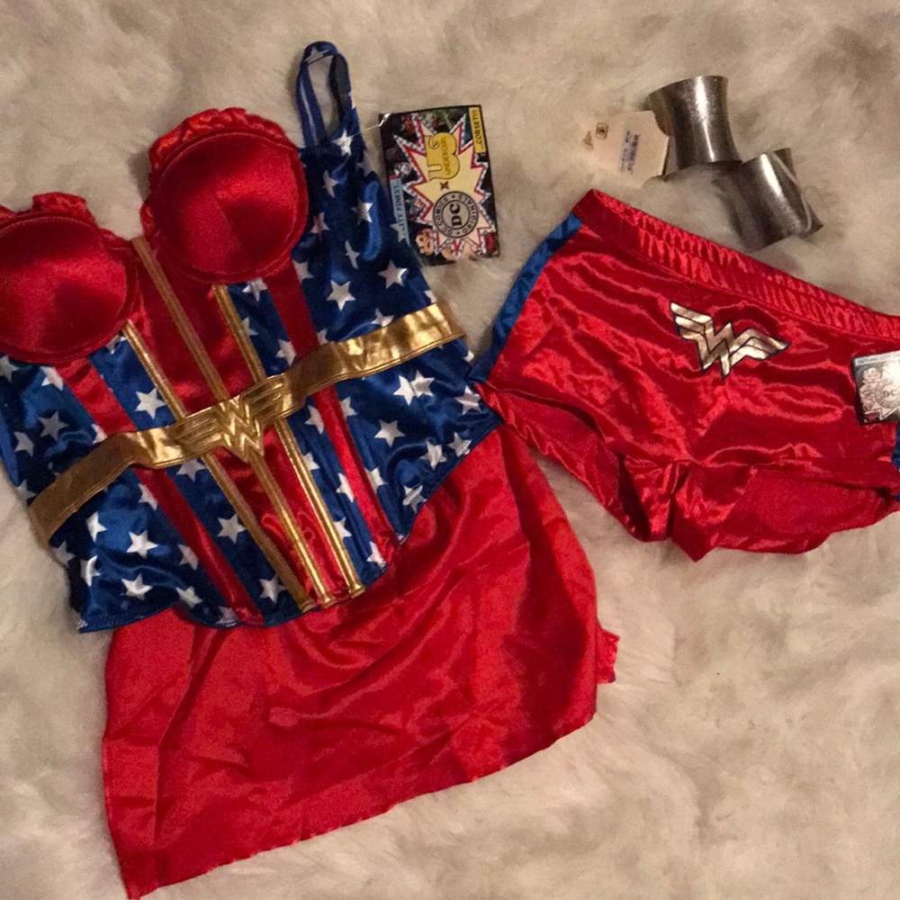 BRAND NEW Halloween costume ! WONDER WOMEN !